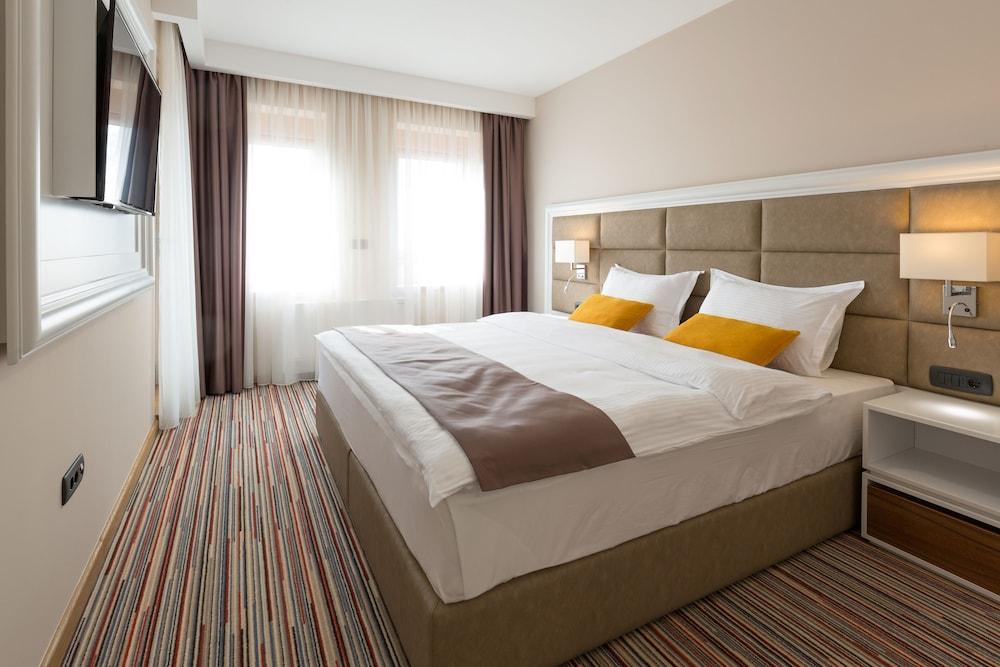 Tesla - Smart Garni Hotel